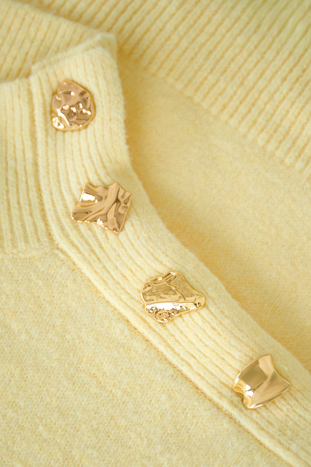 Trui met knopen op de schouder